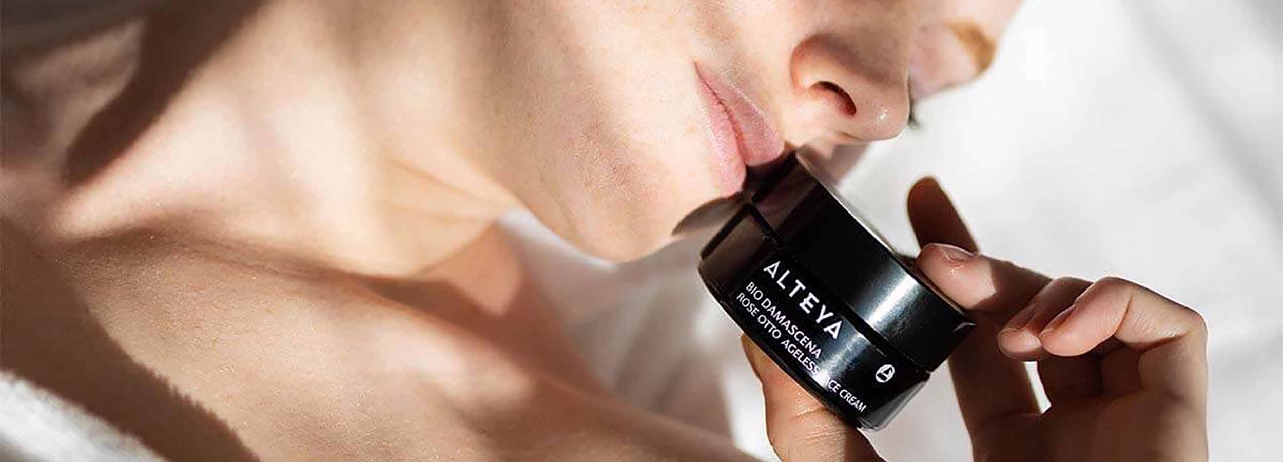 bio damascena face cream desktop banner